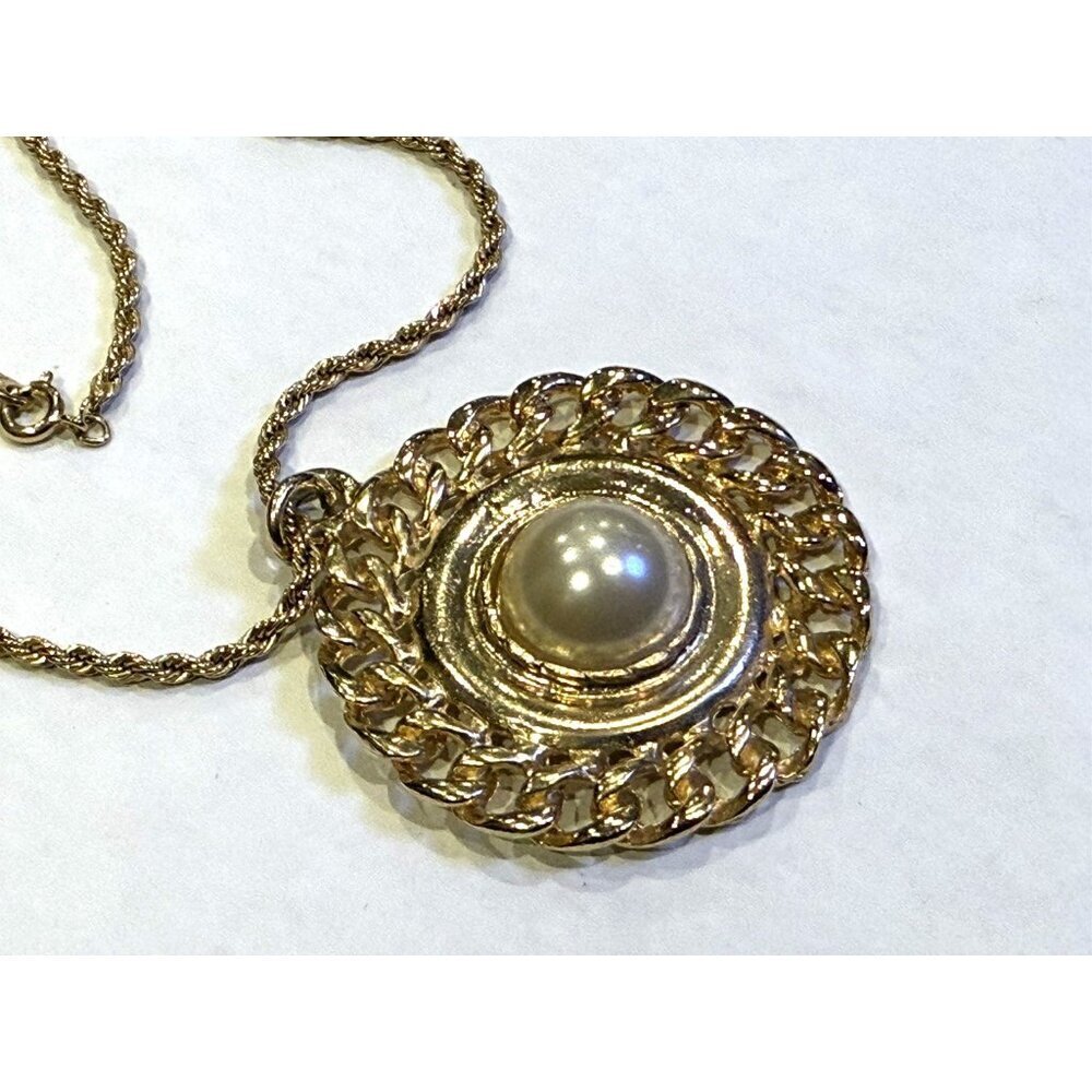TRIFARI GOLD ROPE CHAIN ROUND MEDALLION FAUX PEARL PENDANT NECKLACE ROMANESQUE - Picture 7 of 9